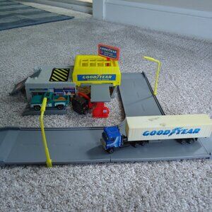 Mattel Hot Wheels Goodyear Certified Auto Playset 1996